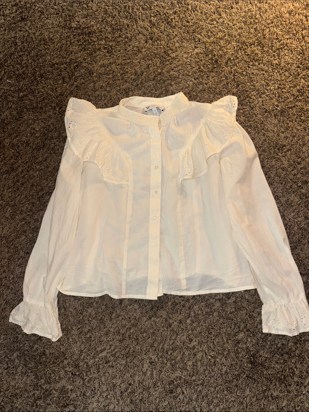 Cute blouse with ruffle detail